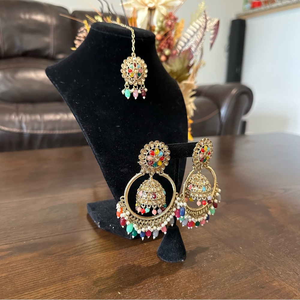 Gold Tone Multicolor Polki Jhumka Earrings Maang Tikka Set - Picture 7 of 12